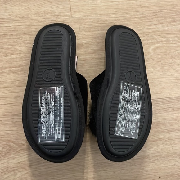 Victoria’s Secret Pom Slippers Black - Picture 3 of 5